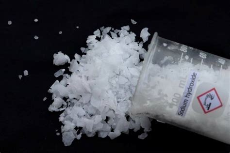  Caustic Soda: Kimyasal Üretimde Değerli Bir Baz ve Doğrudan Kullanım Uygulamalarında Güçlü Bir Oyuncu!